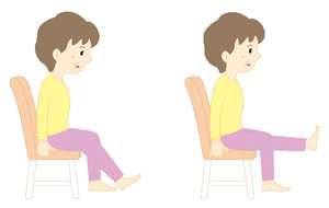 椅子に腰掛け、片脚を上げて膝の裏を伸ばし、5秒静止して戻す