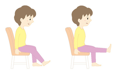 椅子に座り膝を伸ばしたまま脚を上げた状態を維持する方法で大腿四頭筋のトレーニングを行う
