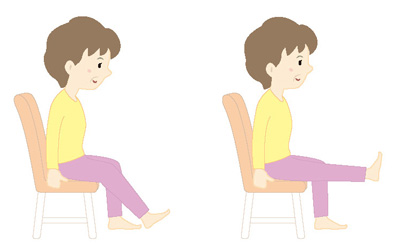 座ったまま脚を持ち上げて太ももの前にある大腿四頭筋を鍛える訓練