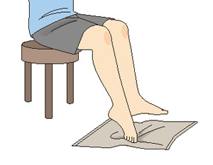 床
に置いたタオルを両足の指を使ってたぐり寄せる運動